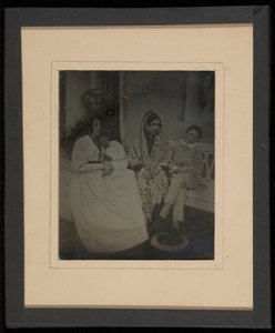 Retrato de grupo de dos madres y dos niños